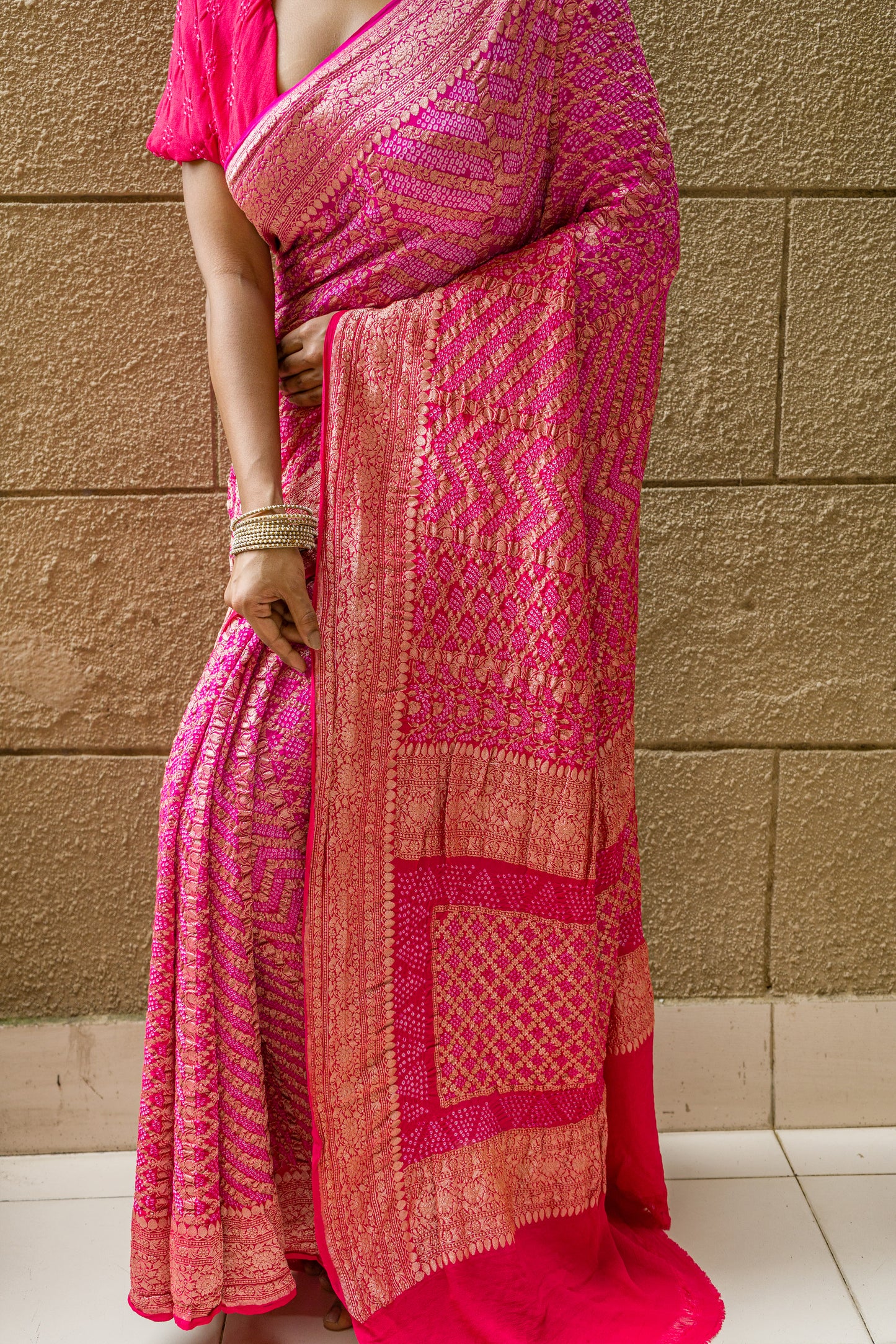 Kadhua Multi Weaving Bandhani Saree (Pink-Red)